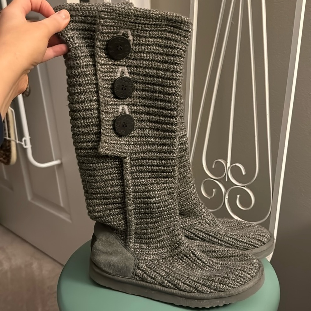 GREY SWEATER UGGS.